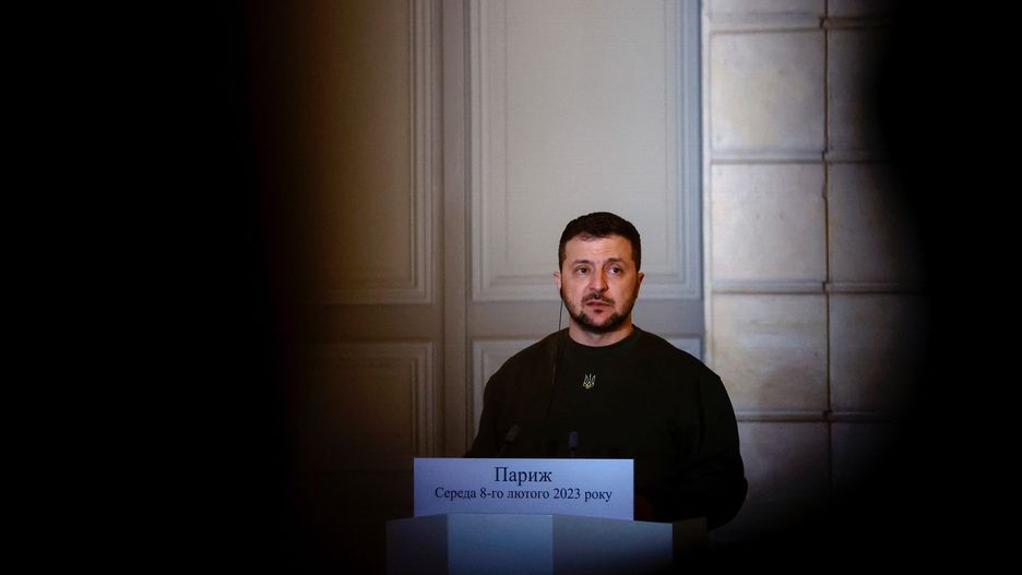 Ukraine's President Volodymyr Zelensky at the Elysee Palace
epa10455788 Ukraine's President Volodymyr Zelensky attends a joint statement with French President Emmanuel Macron(not pictured) and German Chancellor Olaf Scholz(not pictured) at the Elysee Palace in Paris, France, 08 February 2023.  EPA/SARAH MEYSSONNIER / POOL  MAXPPP OUT 
Dostawca: PAP/EPA.
SARAH MEYSSONNIER / POOL