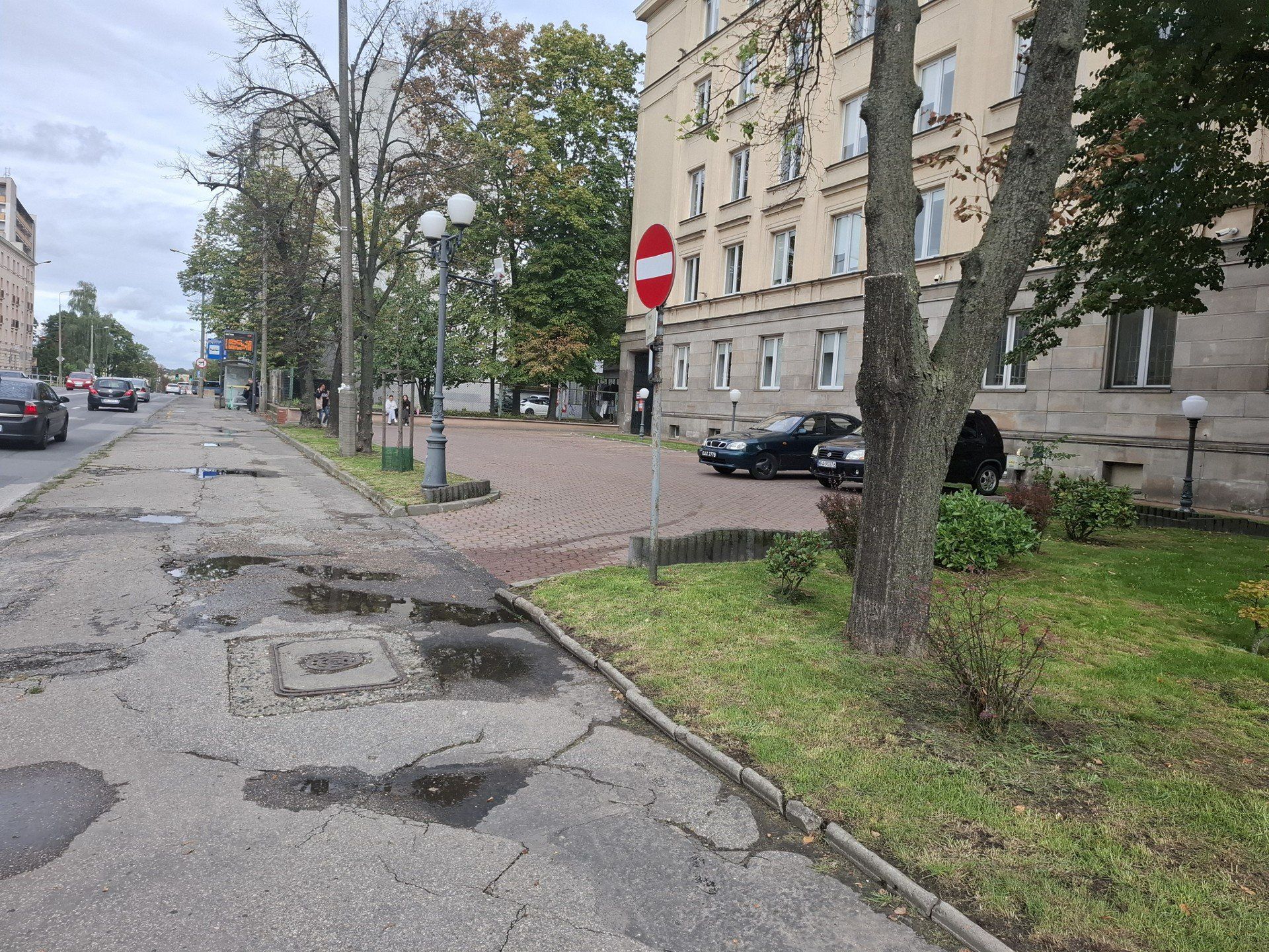 Największą bolączką dla funkcjonowania Miejskiegon Urzędu Pracy będą miejsca parkingowe. Na widocznym parkingu będzie 10 miejsc dla interesantów, a na parkingu wewnątrz działki 40 miejsc dla pracowników. 