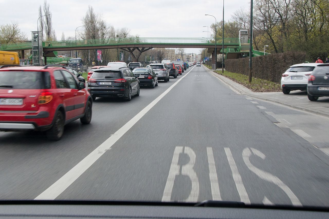 Każdy kierowca znający Warszawę wie, że jazda akurat po tym buspasie to wysokie ryzyko mandatu.