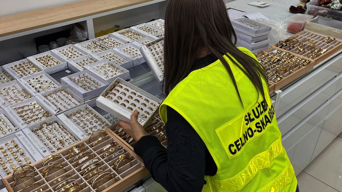 KAS zatrzymała ponad 160 tys. podróbek w Wólce Kosowskiej