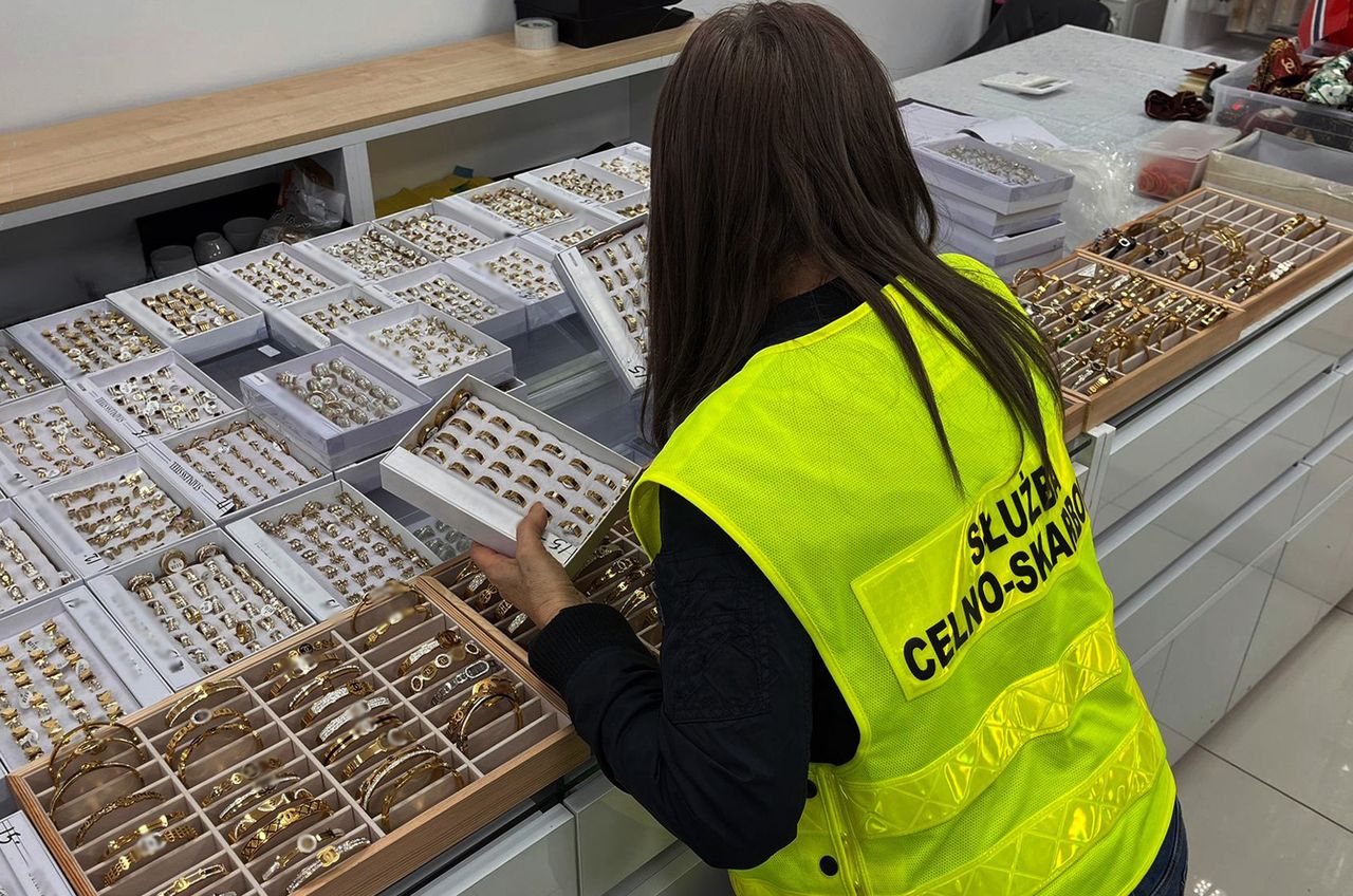 KAS przejęła ponad 160 tys. podróbek. Wartość towaru to prawie 6,5 mln zł