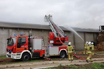 Wielichowo-Wieś: Pożar w wytwórni pelletu. Na miejscu pracuje kilkanaście zastępów strażackich
