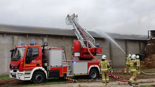 Wielichowo-Wieś: Pożar w wytwórni pelletu. Na miejscu pracuje kilkanaście zastępów strażackich