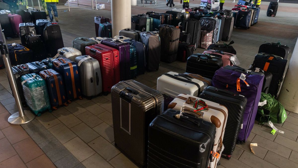 Chaos na brytyjskich lotniskach
14.12.2022 Londyn, Wielka Brytania. Sytuacja na lotnisku Heathrow w zachodnim Londynie n/z walizki zostaja przenoszone przed terminalem drugim w przeddzien strajku bagazowych pracownikow lotniska fot. Marcin Nowak/REPORTER
Marcin Nowak/REPORTER