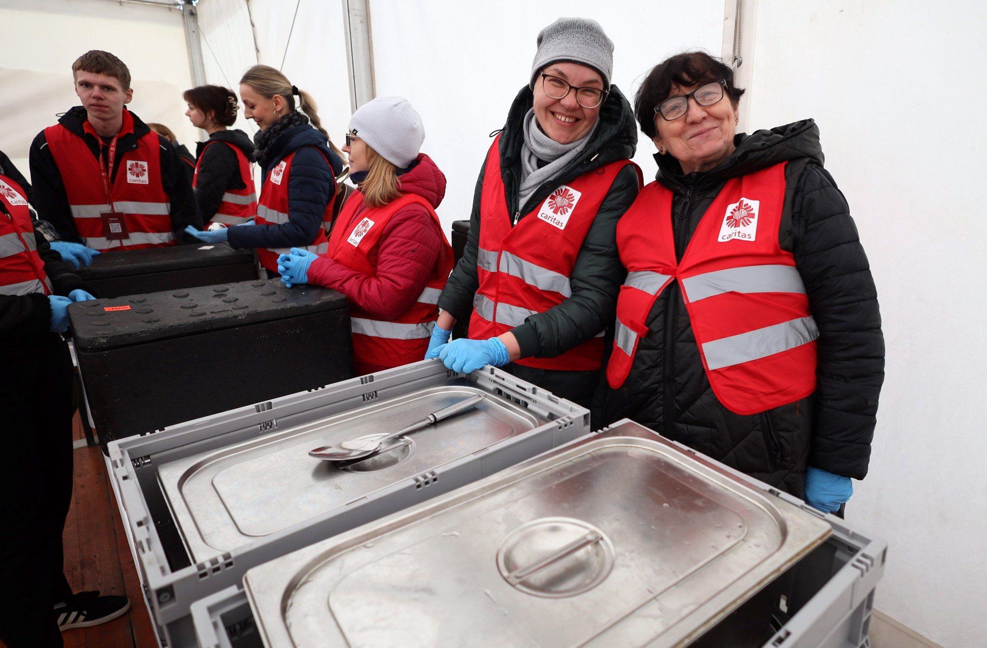 Światowy Dzień Ubogich z gorącym posiłkiem od Caritasu dla potrzebujących w Lublinie.