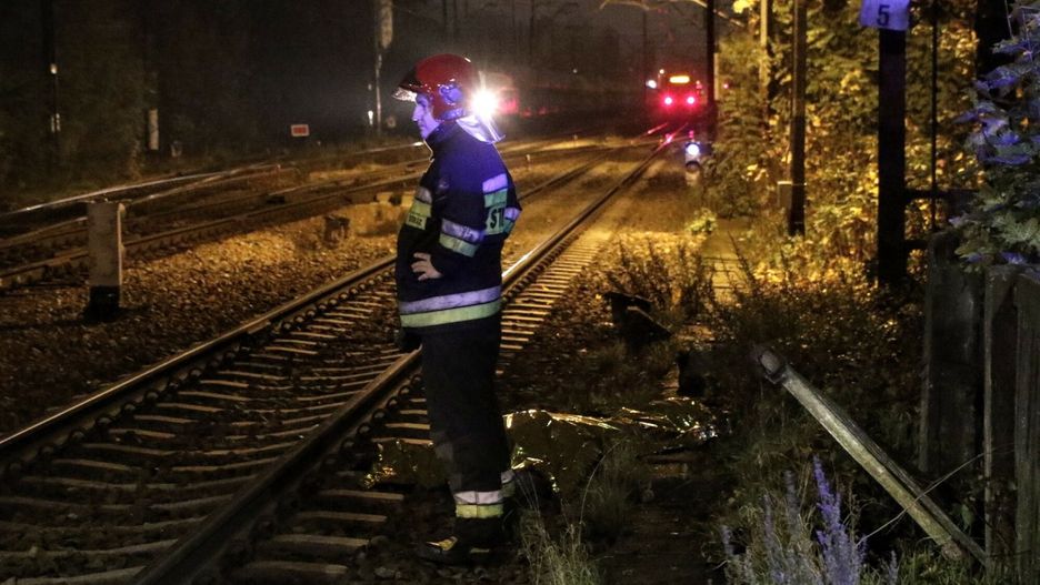 ?miertelny wypadek na przeje?dzie w Trzebnicy
14.11.2019 WROCLAW  GAZETA WROCLAWSKA  WROCLAW, CZAJKOWSKIEGO, PRZEJAZD KOLEJOWY NA TRASIE WROCLAW-TRZEBNICA, SMIERTELNY WYPADEK, SZYNOBUS POTRACIL OKOLO 40 LETNIEGO MEZCZYZNE  JAROSLAW JAKUBCZAK/ POLSKA PRESS  WYPADEK PKP POTRACENIE PRZEJAZD KOLEJOWY SMIERC POLICJA STRAZ POZARNA MEZCZYZNA KARETKA TORY POCIAG TRZEBNICA WROCLAW SZYNOBUS CZAJKOWSKIEGO ROGATKI SZLABAN
JAROSLAW JAKUBCZAK/ POLSKA PRESS