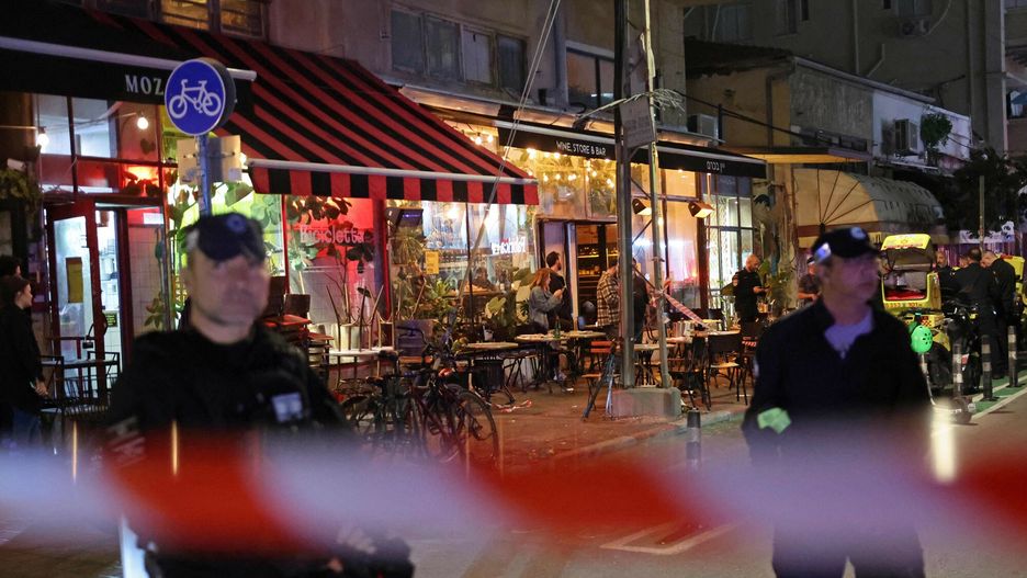 Zamach terrorystyczny w Tel Awiwie
Members of Israeli security forces stand guard at the site of a stabbing attack in Tel Aviv on January 21, 2025. Four people were wounded in a stabbing attack on January 21 in Tel Aviv while the attacker was killed, Israeli emergency service Magen David Adom said. An AFP journalist saw the dead body of a man on the street. (Photo by Jack GUEZ / AFP)
JACK GUEZ