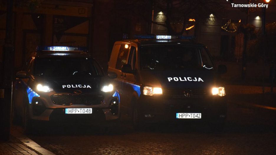 Trzej agresywnie mężczyźni odpowiedzą m.in. za groźby karalne i atak na policjantów. 