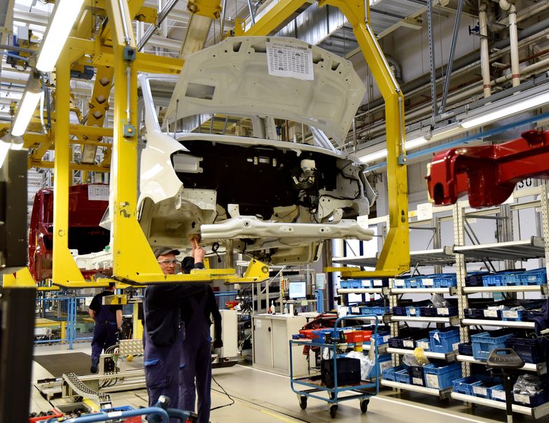 Mercedes-Benz factory in LudwigsfeldeMercedes Transporter being manufactured in Lundwigsfelde, Germany, 1 February 2016. The factory is celebrating 25 years of production. Since 1991, 660000 Transporter have been built here. PHOTO: BERND SETTNIK/dpa 
Dostawca: PAP/DPA.Bernd Settnikproduction, company, factory
