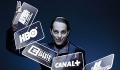 nc+ pozwala zmieniać elastycznie dodatkowe pakiety telewizyjne, reklamuje to wampir (wideo)