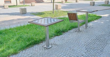 Krzesła i stoliki do gry w szachy padły ofiarą aktu wandalizmu