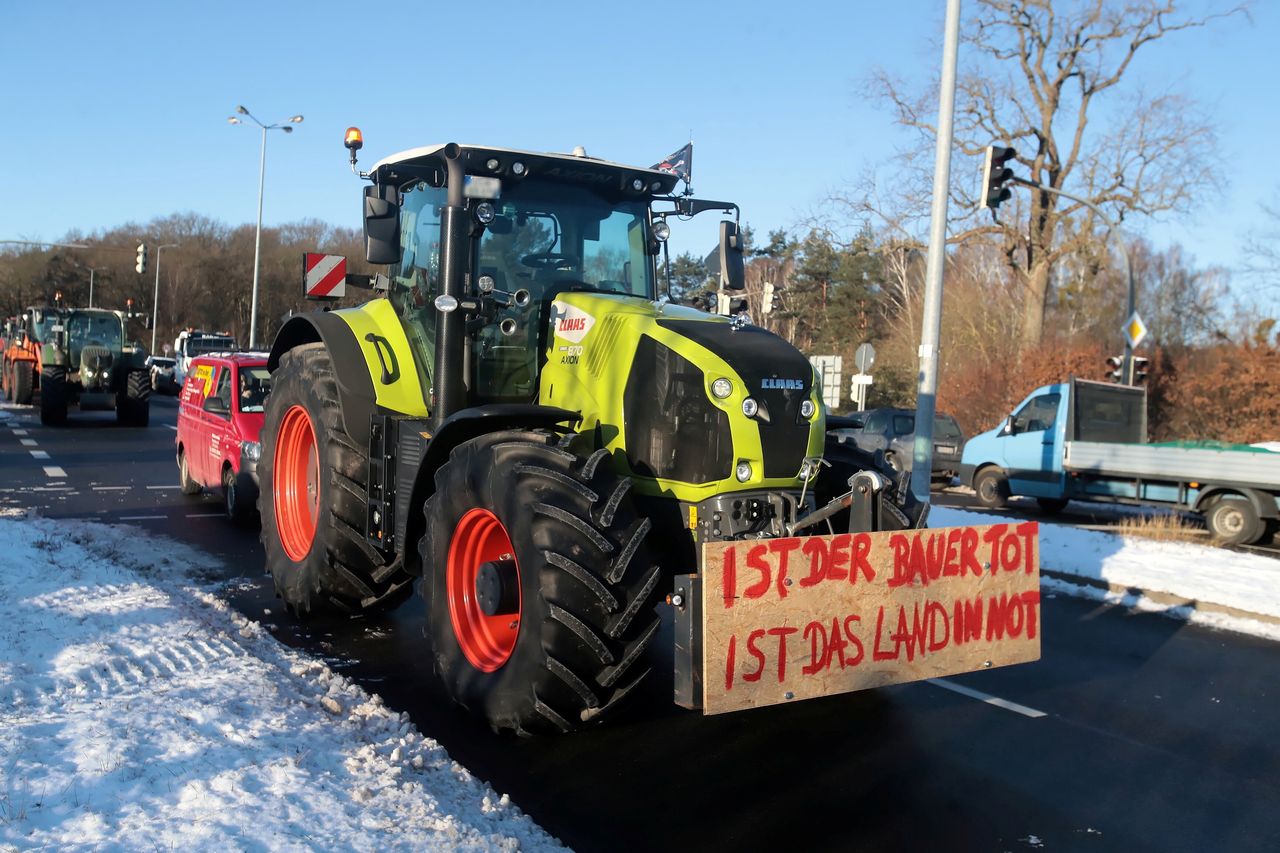 Lubieszyn, 01.08.2024. The border between Poland and Germany in Lubieszyn is blocked on the 8th of this month due to a protest by farmers from Mecklenburg-Vorpommern. The farmers' protest is related, among others, to the German government's planned abolition of fuel allowances for agricultural machines and vehicles, and for forestry vehicles. (ad) PAP/Marcin Bielecki