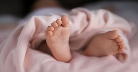 Dwumiesięczne dziecko pobite w Warszawie. Matka zatrzymana