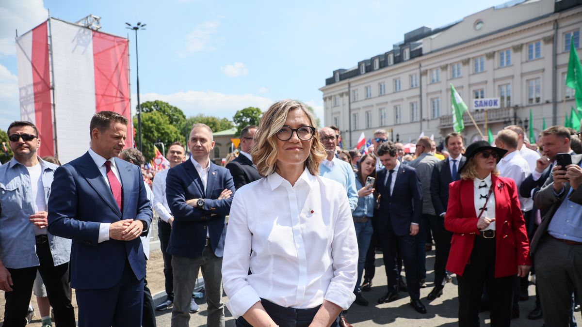 Warszawa, 25.05.2025. Wybory prezydenta RP - kampania przed II turą. Wielki Marszu Patriotów w Warszawie, 25 bm. zwolenników kandydata KO w II turze wyborów na fotel prezydenta RP Rafała Trzaskowskiego. Jego trasa wiedzie z placu Bankowego na plac Konstytucji. Uczestniczą Rafał Trzaskowski (2L), wicemarszałek Senatu Magdalena Biejat (C). (amb) PAP/Leszek Szymański