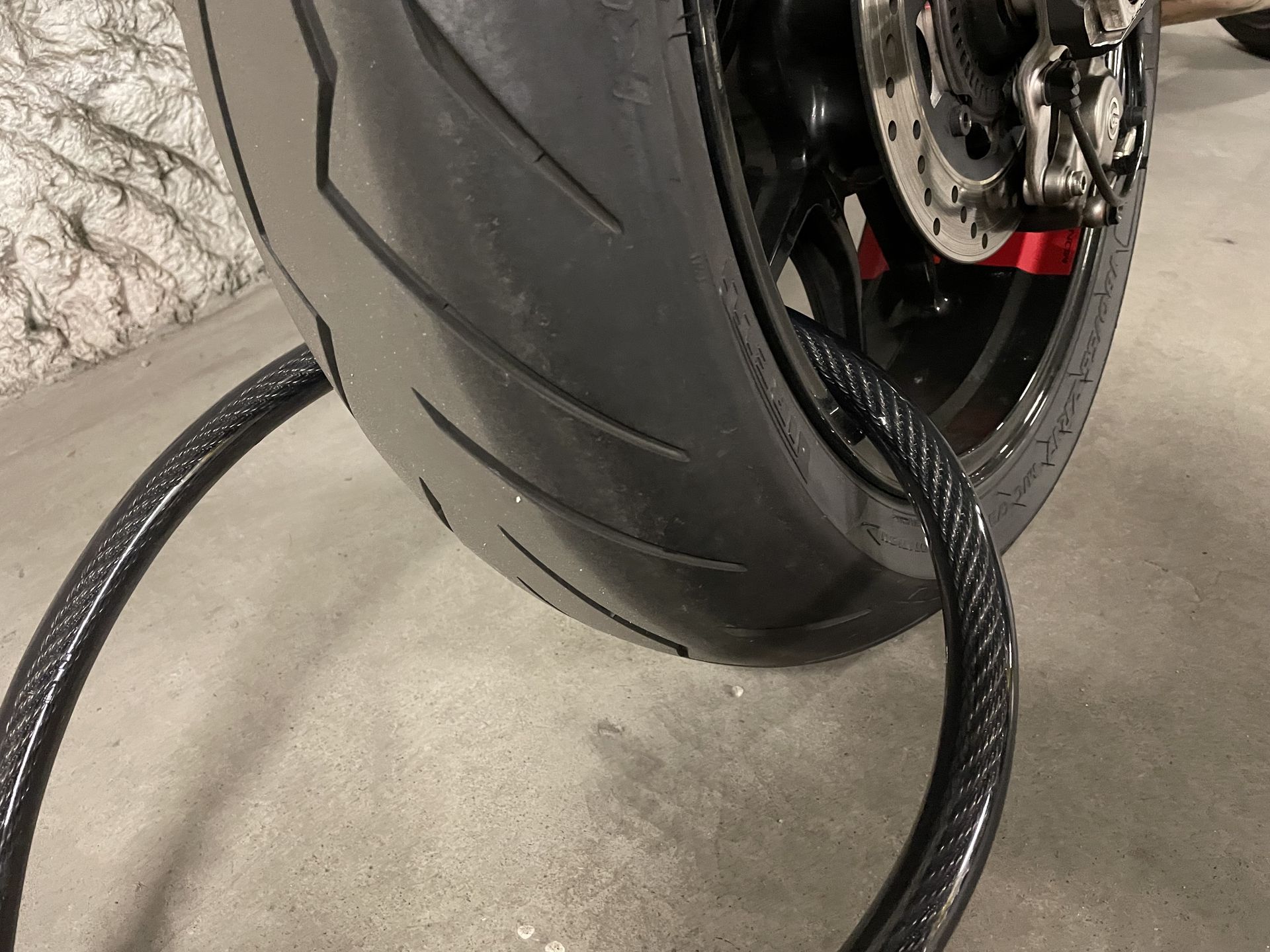 Linka pozwala przypiąć motocykl do jakiejś solidnej konstrukcji