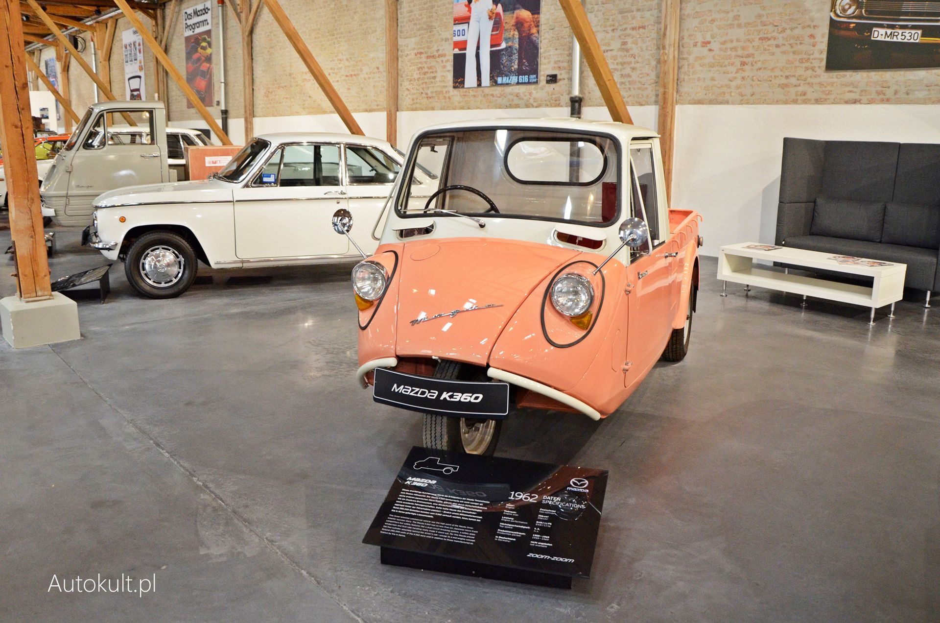 Rozwinięcie idei trójkołowego pojazdy użytkowego, czyli Mazda K360 z 1962 roku, napędzana tym samym silnikiem co R360.