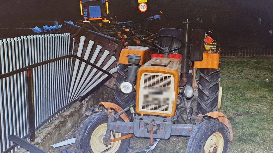 Traktor staranował ogrodzenie w Starych Boiskach 
