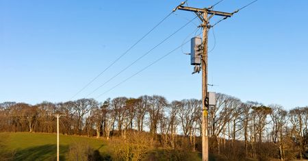 Słup energetyczny na działce. Kiedy można domagać się odszkodowania?