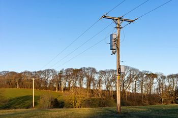 Słup energetyczny na działce. Kiedy można domagać się odszkodowania?