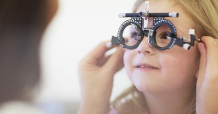 Soczewki, dioptrie i oprawki. Krzyżówka o okularach i optyce