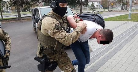 Groził przedmiotem przypominającym broń. Zażądał kluczyków do samochodu i zegarka