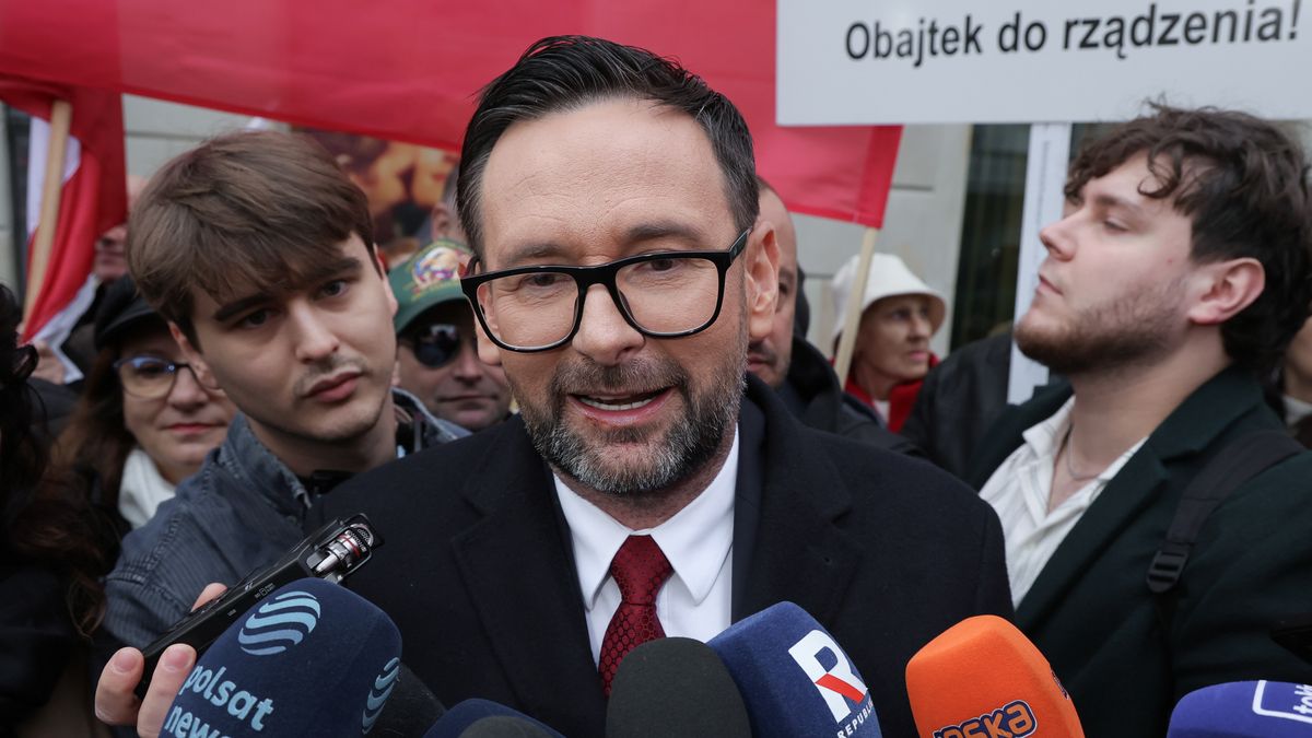 Daniel Obajtek
Pawe� Supernak
demonstracja, detektywistyczna, flaga, manifestacja, Murem za Obajtkiem, orlen, poparcie, Prokuratura Regionalna, przes�uchanie, przes�uchiwany, transparent, umowy, wsparcie