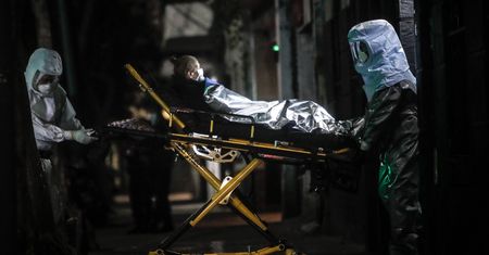 Koronawirus. Niepokojące dane WHO: Rekordowa liczba infekcji. Epidemia w ubojni w Niemczech