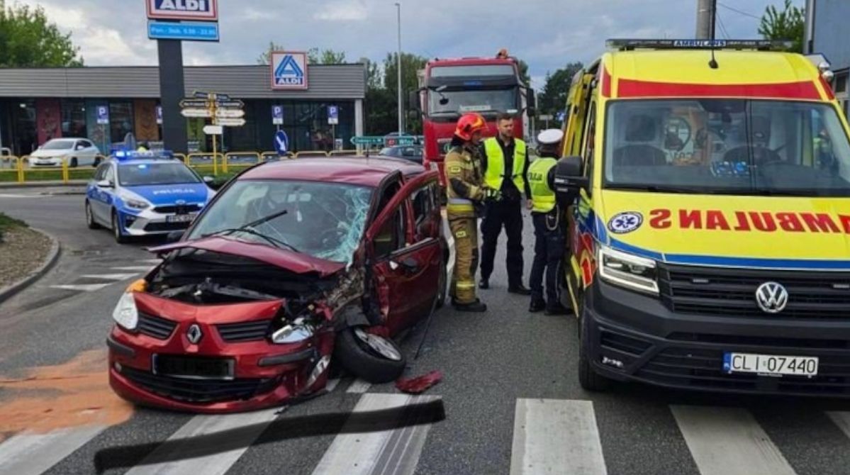 Osobówka zderzyła się z ciężarówką w Lipnie. Jedna osoba w szpitalu