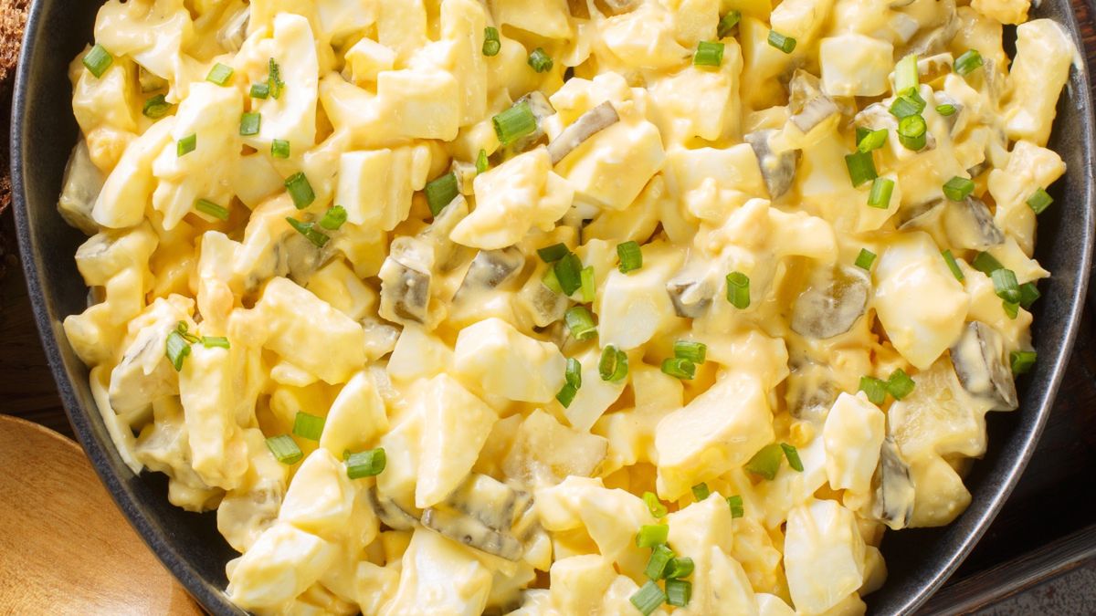 Sałatka wielkanocna z jajkiem i kurczakiem