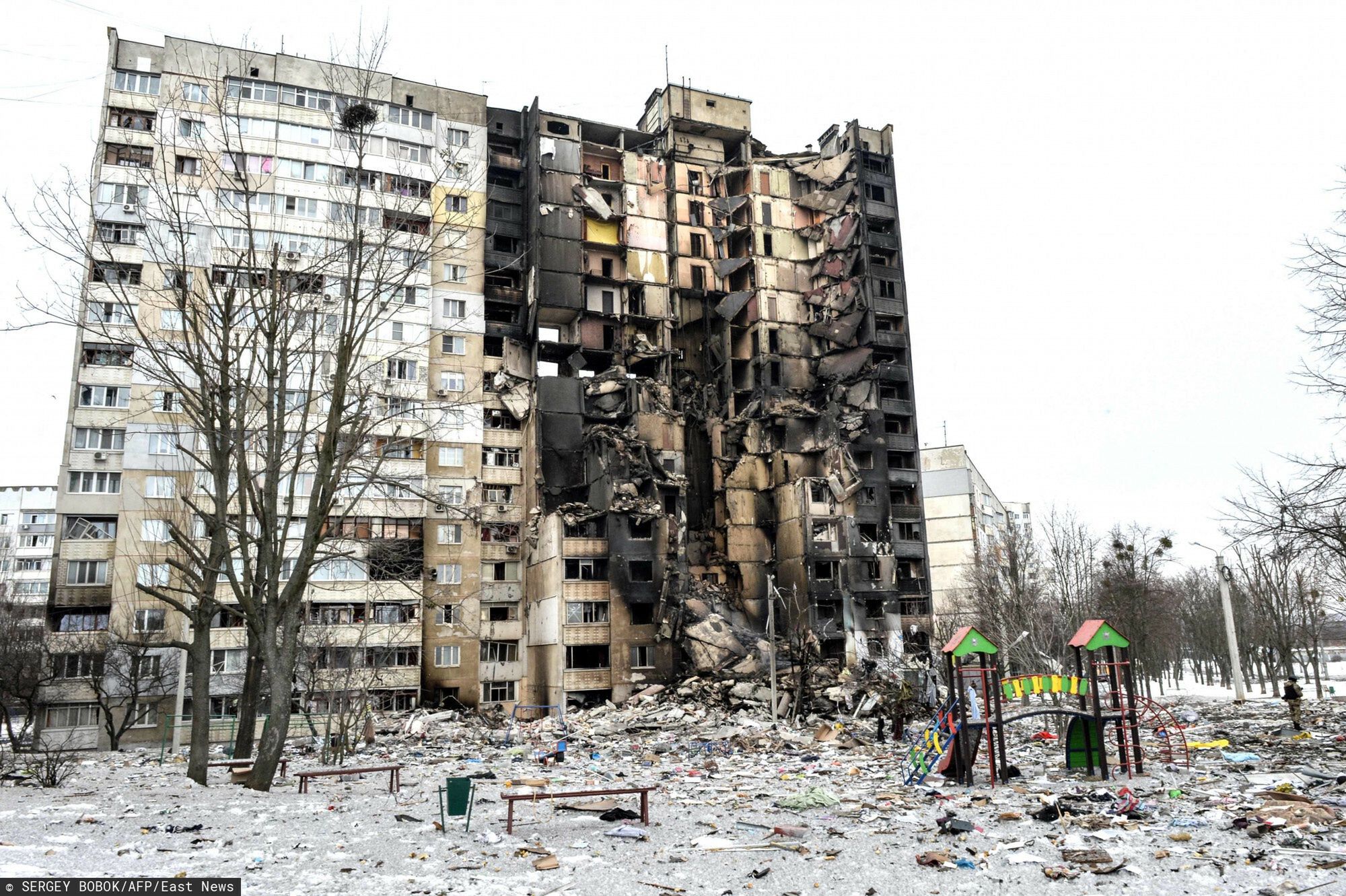 Wojna w Ukrainie - bitwa o Chark�wTOPSHOT - This picture shows an apartment building damaged after shelling the day before in Ukraine's second-biggest city of Kharkiv on March 8, 2022. - The number of people fleeing the war flooding across Ukraine's borders to escape towns devastated by shelling and air strikes passed two million, in Europe's fastest-growing refugee crisis since World War II, according to the United Nations. (Photo by Sergey BOBOK / AFP)SERGEY BOBOK