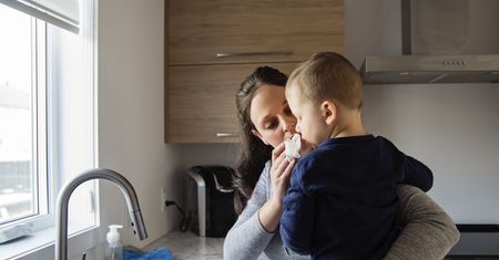Powrót do przedszkoli. "Dostałeś syrop na gorączkę, to dasz radę wytrzymać kilka godzin"