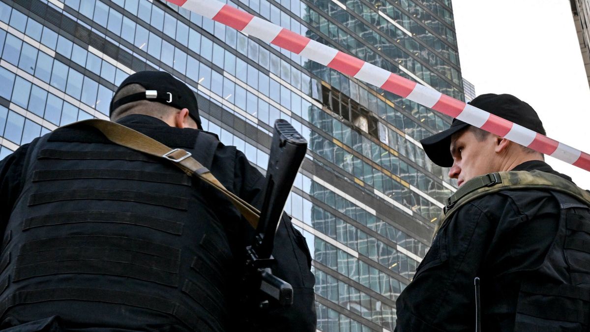 Policjanci pilnują terenu wokół uszkodzonego przez drony wieżowca w Moskwie