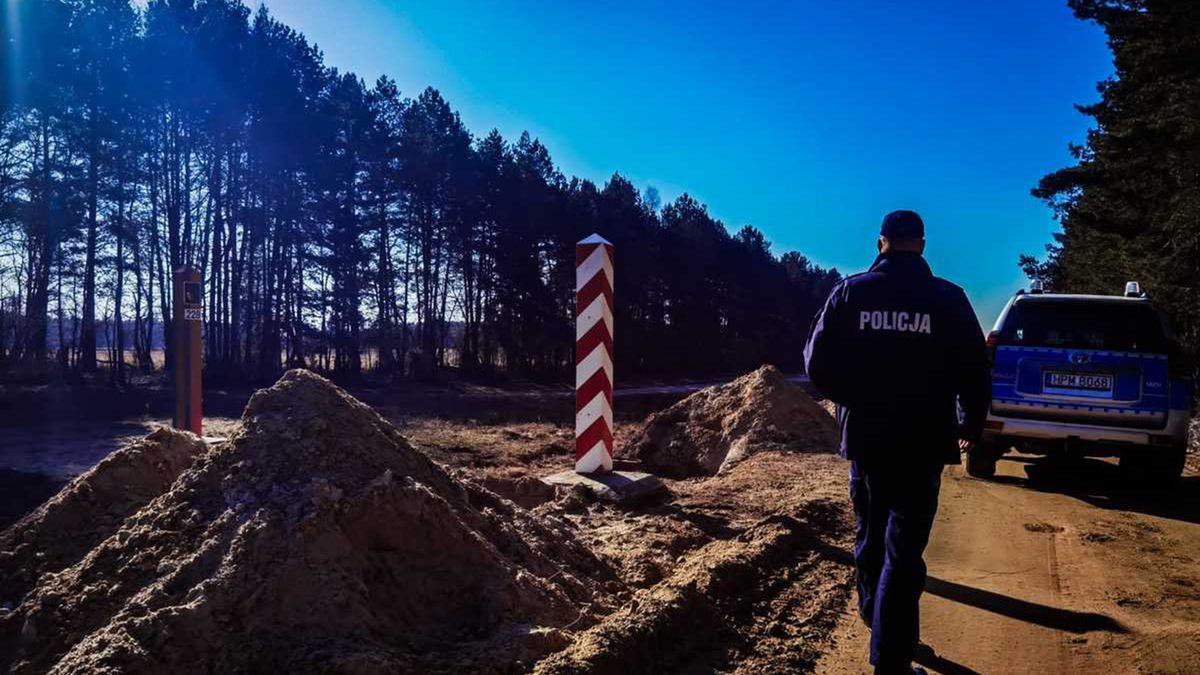 Granicę zabezpieczają strażnicy oraz policjanci