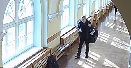 „Zaopiekował się” pozostawionym na korytarzu uczelni plecakiem. Teraz szukają go policjanci