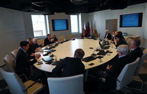 Przy KRRiT ruszył Okrągły Stół Medialny. „Kodeks dobrych praktyk nadawców” ma przeciwdziałać dezinformacji i mowie nienawiści