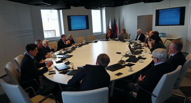 Przy KRRiT ruszył Okrągły Stół Medialny. „Kodeks dobrych praktyk nadawców” ma przeciwdziałać dezinformacji i mowie nienawiści