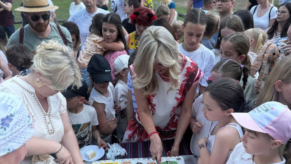 W Tokarni zrobiło się bardzo radośnie. Dzieci miały swój dzień. Tortem dzieliły Katarzyna Korus, dyrektor Muzeum Wsi Kieleckiej oraz Małgorzata Krzywda, kierownik Parku Etnograficznego.