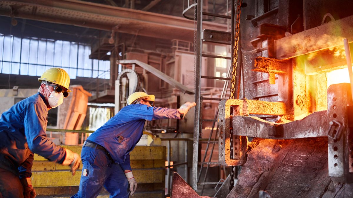 Będą zwolnienia grupowe w czterech zakładach w Radomiu. W tym w hucie szkła. Zdjęcie ilustracyjne