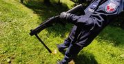 Zabarykadował się w domu i strzelał do policjantów. Potem użył piły łańcuchowej