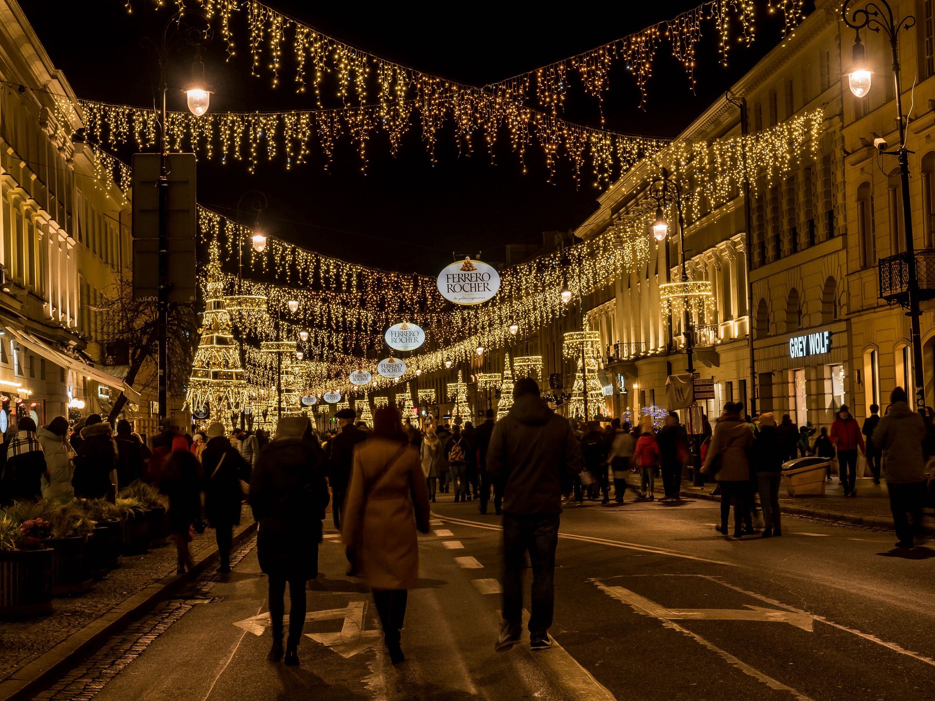 Świąteczna iluminacja w Warszawie gotowa. Miasto zdecydowało się na powrót do przeszłości