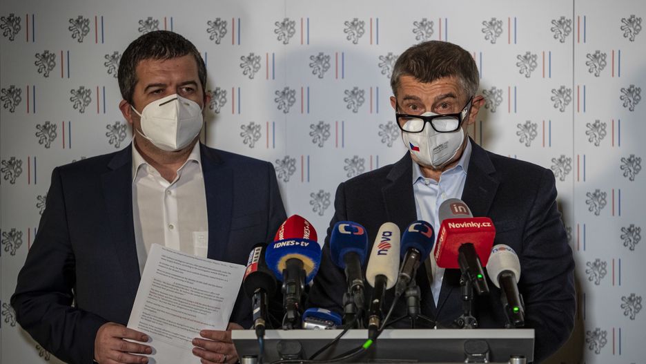 epa09142043 Czech Foreign Minister Jan Hamacek (L) and Czech Prime Minister Andrej Babis (R) address a joint press conference, at the Czernin Palace in Prague, Czech Republic, 17 April 2021. According to the findings of the Czech security forces, there is reasonable suspicion that members of the Russian secret service GRU were involved in the explosion of the ammunition complex in Vrbetice in 2014, said Prime Minister Babis. Foreign Minister Jan Hamacek expelled all diplomats who were identified as members of the Russian secret services GRU and SVR. In all 18 people. They have 48 hours to leave the Czech Republic.  EPA/MARTIN DIVISEK Dostawca: PAP/EPA.