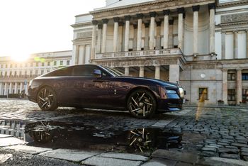 Rolls-Royce rezygnuje z planu pełnej elektryfikacji. V12 zostanie przy życiu