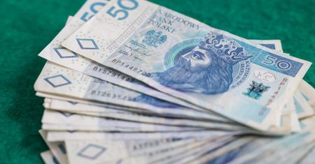 Dostawali zawyżoną pensję. Teraz mają oddać pieniądze