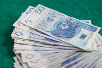 Dostawali zawyżoną pensję. Teraz mają oddać pieniądze