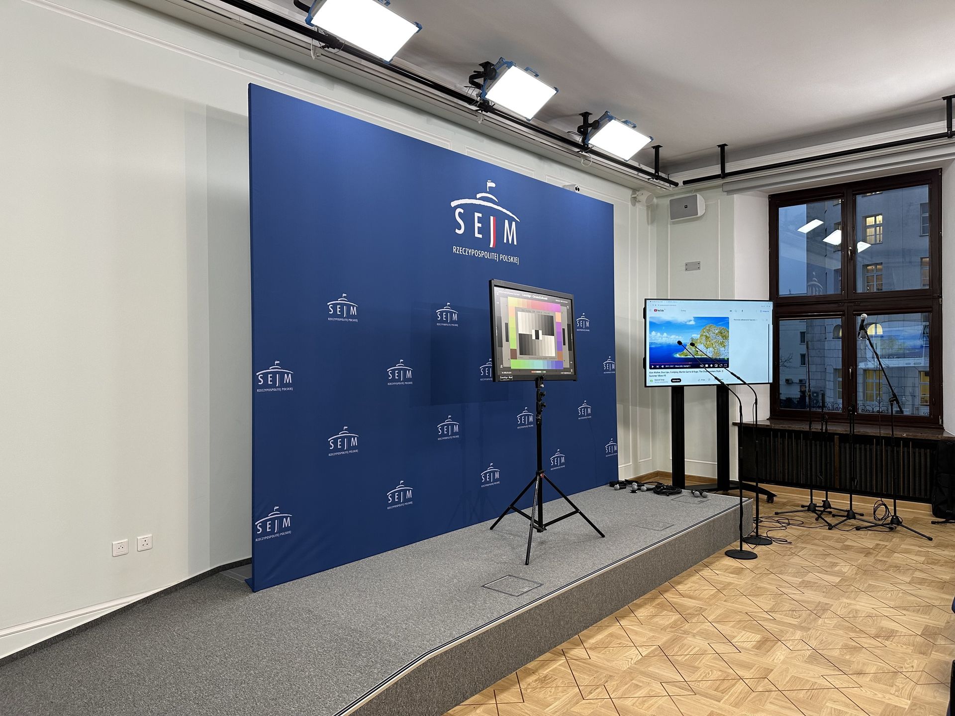 Wyremontowana sala 101 z nowym miejscem na konferencje prasowe  