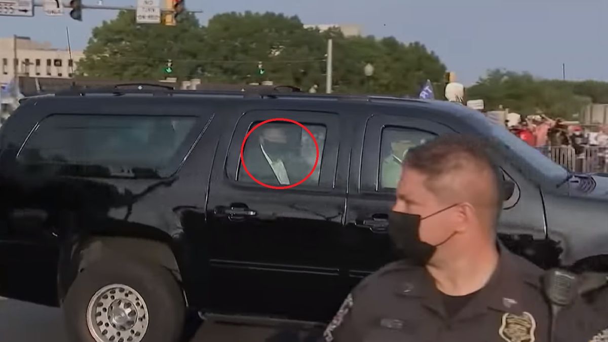 Donald Trump machał wyborcom z wnętrza samochodu