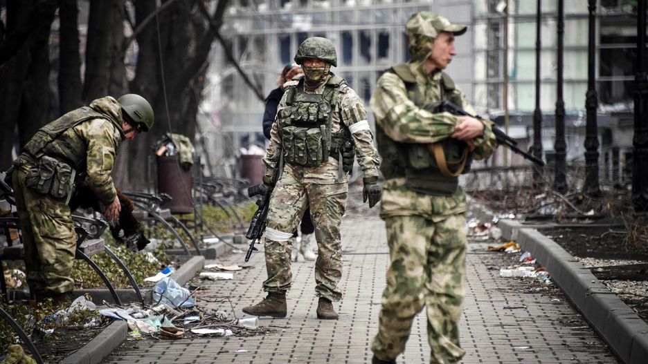 Ukraina - archRussian soldiers walks along a street in Mariupol on April 12, 2022, as Russian troops intensify a campaign to take the strategic port city, part of an anticipated massive onslaught across eastern Ukraine, while Russia's President makes a defiant case for the war on Russia's neighbour. (Photo by Alexander NEMENOV / AFP)ALEXANDER NEMENOV