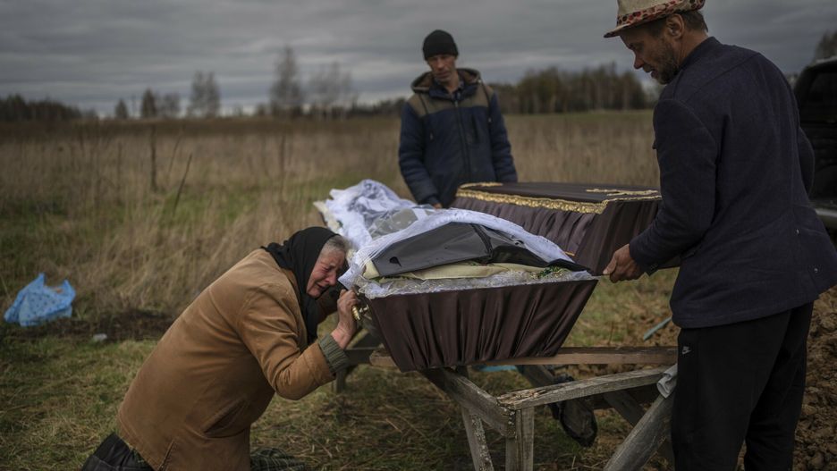 Ukrainka opłakuje syna zabitego przez Rosjan w Buczy