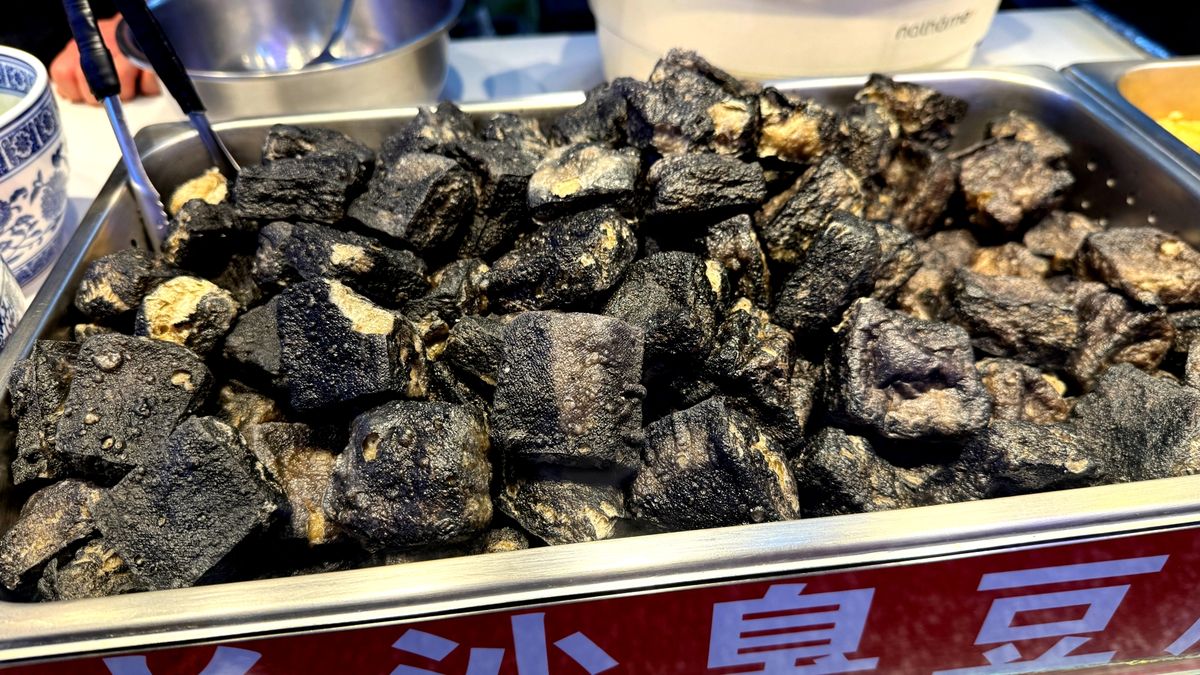 Czarne tofu (stinky tofu) to jeden z najbardziej kontrowersyjnych smaków Azji.