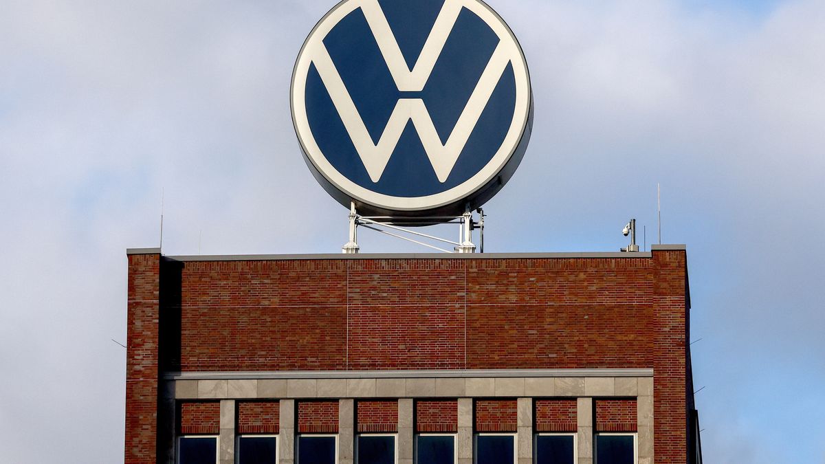 Volkswagen board approves transformation plan, flags 50,000 possible job cuts worldwide
epa13210068 (FILE) - The logo of the German automotive company Volkswagen on the rooftop of the company's factory in Wolfsburg, Germany, 21 November 2024 (reissued 03 September 2026). The Volkswagen Group announced on 03 September 2026, that its Supervisory Board unanimously approved the Executive Board's 'Future Plan 2030' transformation strategy. The plan includes the potential cut of approximately 50,000 jobs worldwide, while aiming to boost group profitability by scaling annual production capacity down to nine million units and streamlining its model lineup by around 50 percent.  EPA/FILIP SINGER 
Dostawca: PAP/EPA.
FILIP SINGER
Volkswagen, VW, automotive, manufacturer, German, corporate restructuring, Volkswagen Supervisory Board, jobs, Future Plan 2030